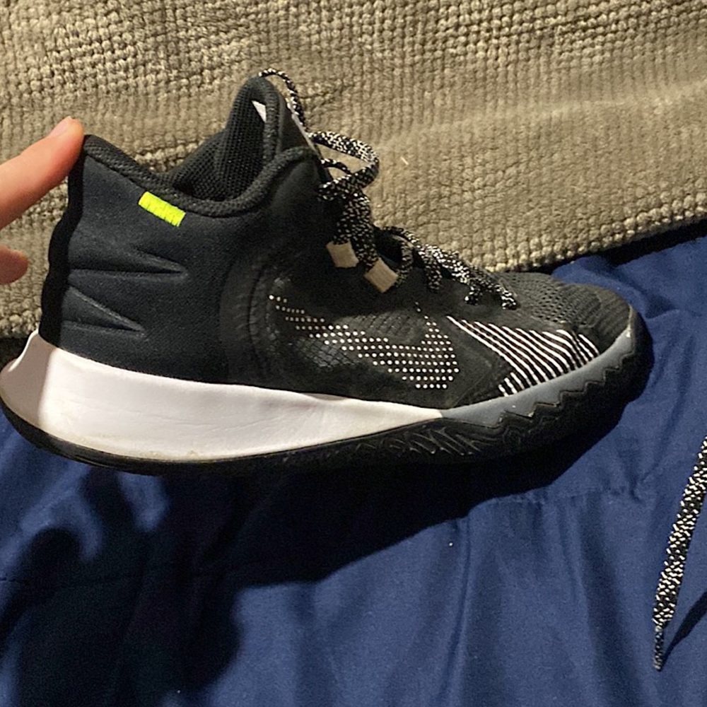 Nike Kyrie flytrap 5’s, barely used only worn 3 times and there a size 7